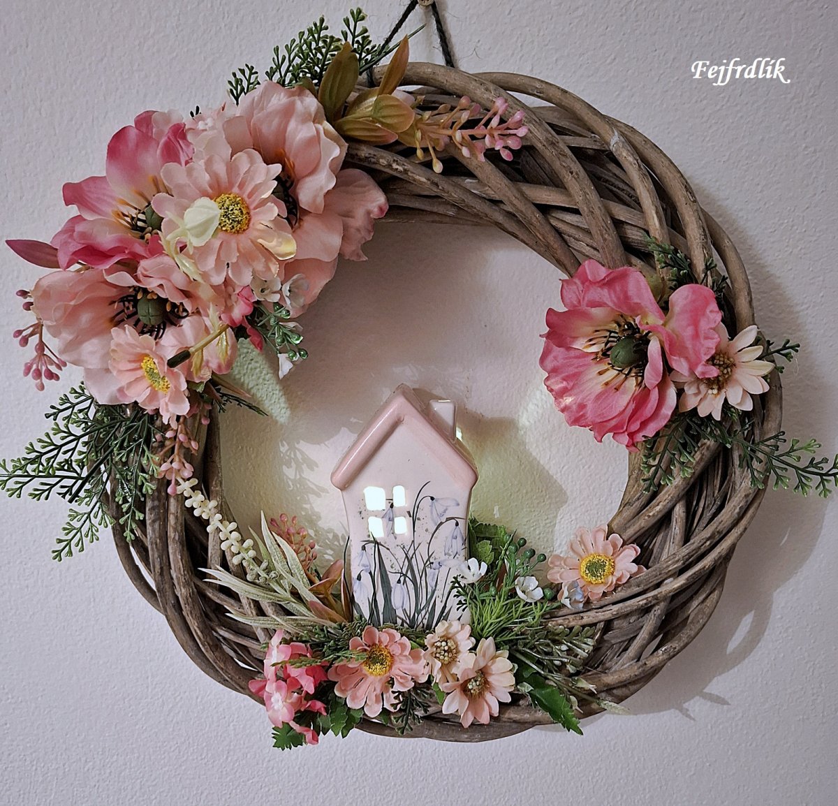 věneček se svítícím domečkem..