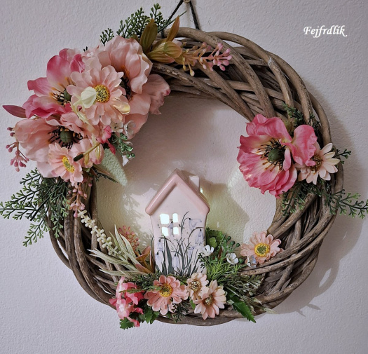 věneček se svítícím domečkem..