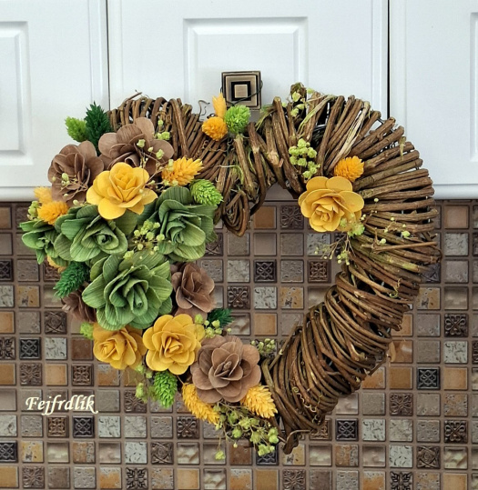 přírodní srdíčko s dřevěnými růžičkami..