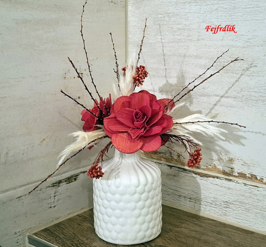 dřevěné růžičky ve vázičce..