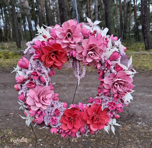 romantický věnec s dřevěnými růžemi..