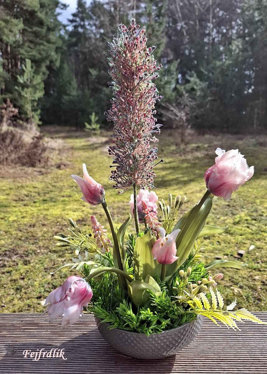 papouščí tulipány v keramice..