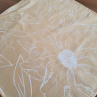 Čtvercový ubrus....velké květy na béžové