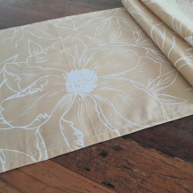 Ubrus....velké květy na béžové