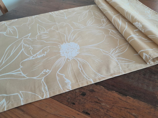 Ubrus....velké květy na béžové