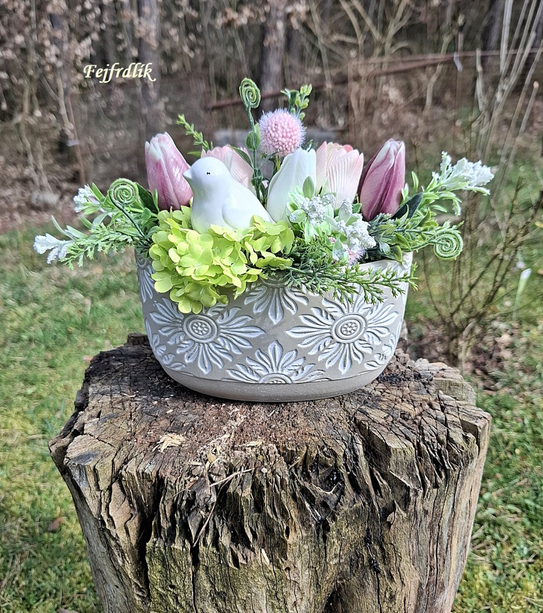 aranžmá mezi tulipány a kalinou..