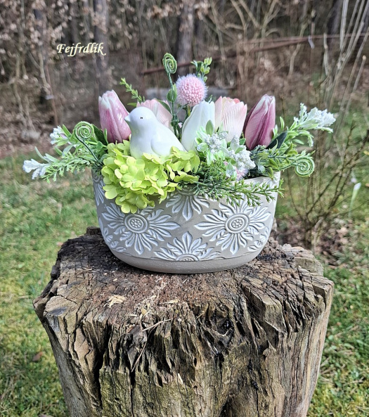 aranžmá mezi tulipány a kalinou..