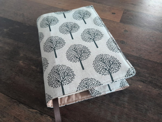 nastavitelný obal na knihu.....stromy