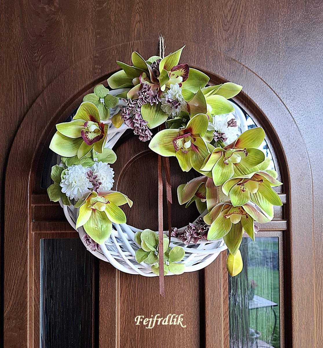 věnec s orchidejemi a hortenziemi..