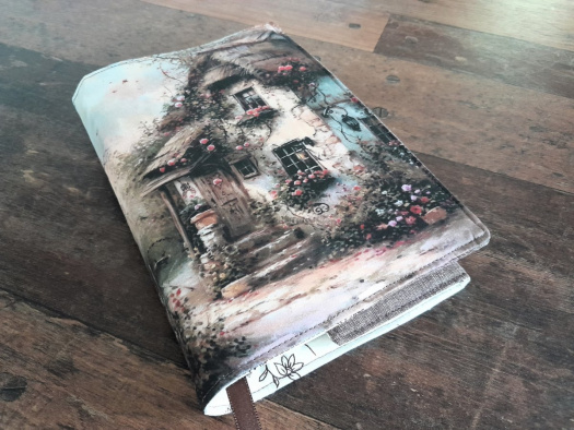 nastavitelný obal na knihu.....chaloupka v růžích