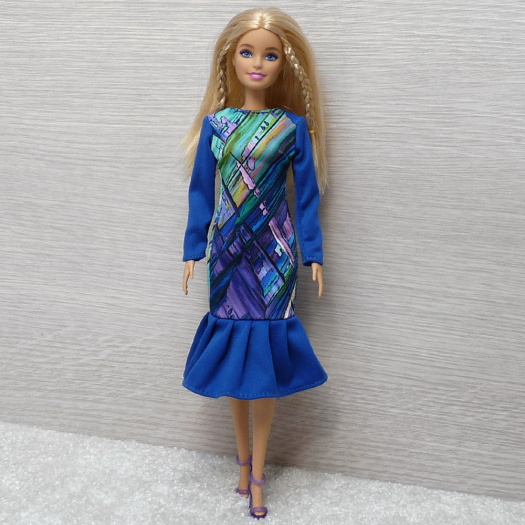 Šaty s volánem pro Barbie