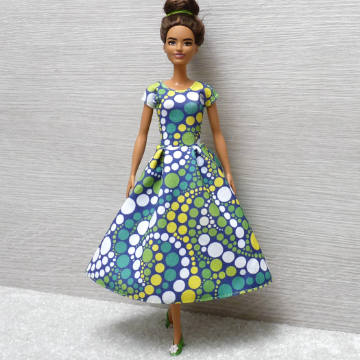 Barevné šaty pro Barbie