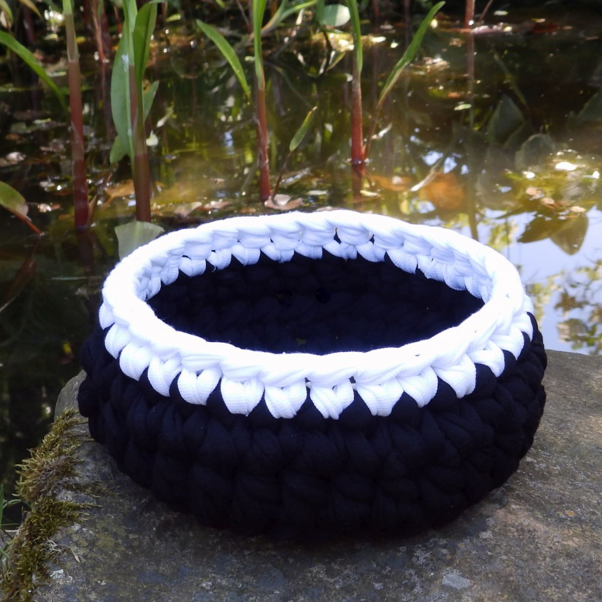 Háčkovaný košíček černobílý