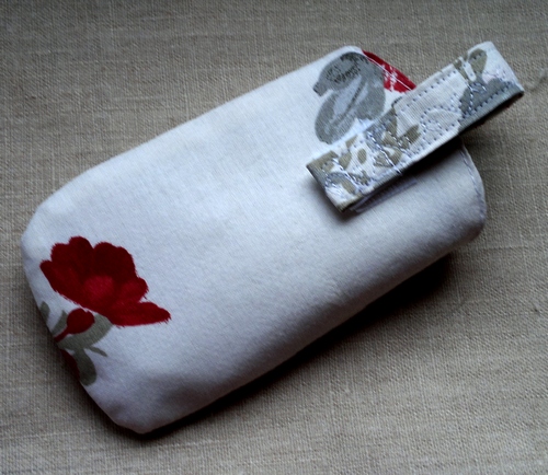 Pouzdro na telefon s růžemi