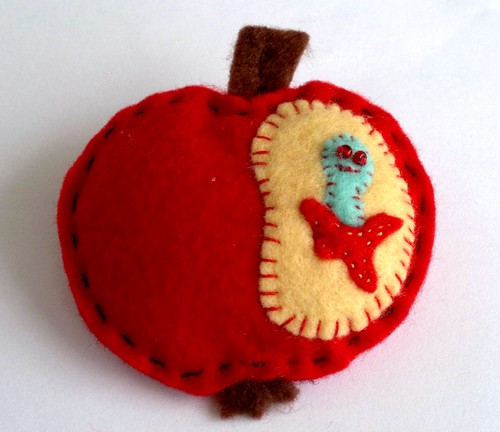 Jablíčko s červíkem - brož