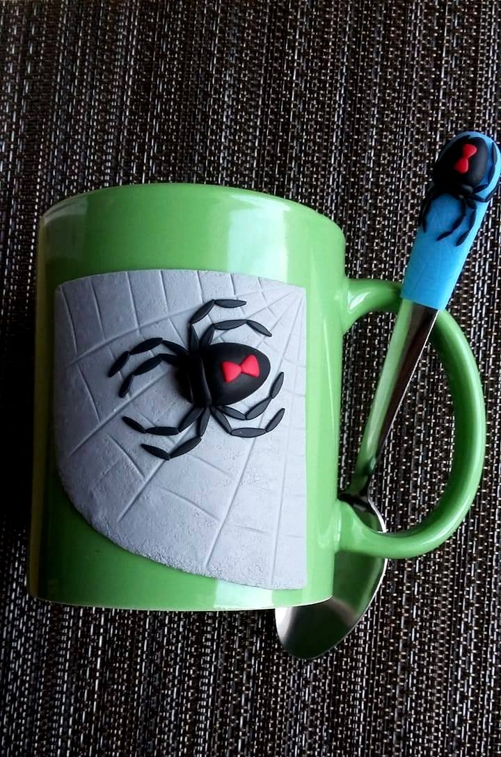  Hrnek s pavoukem a se lžičkou