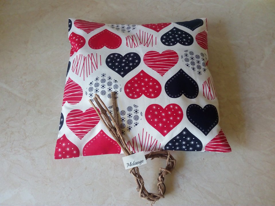 Srdíčka na bílém - plněný polštářek