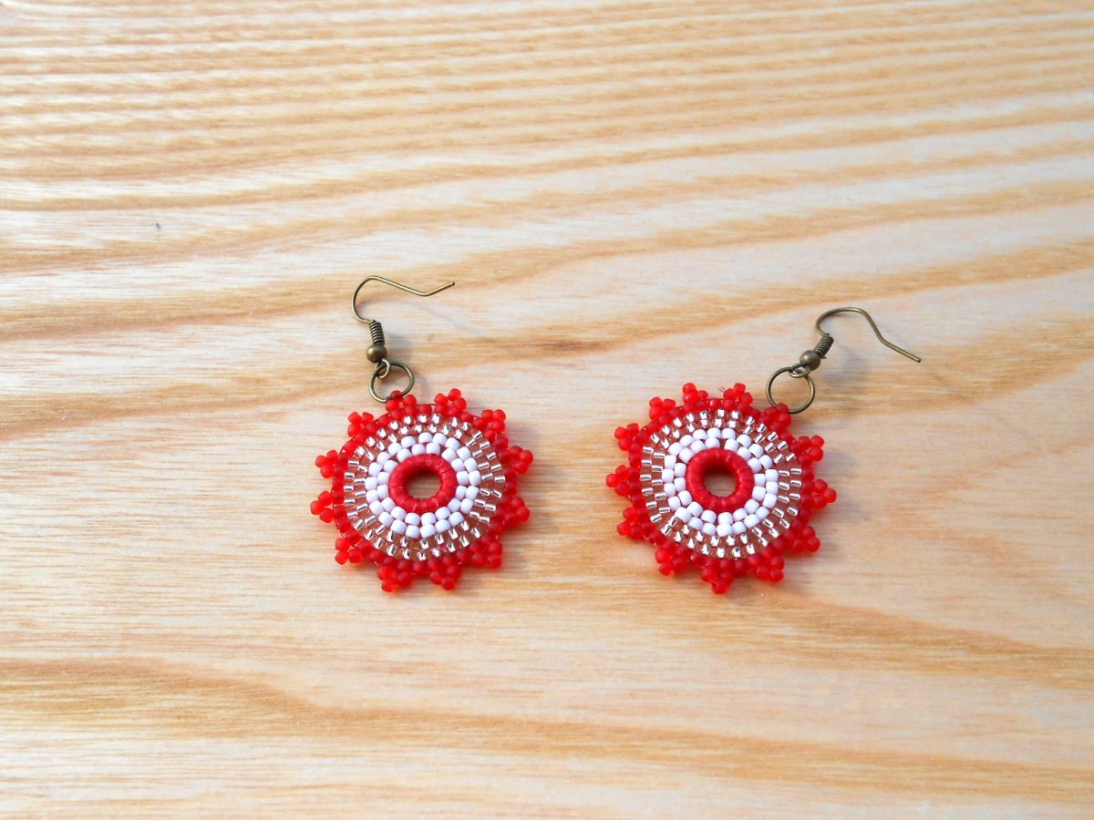 Náušnice šité pestrobarevný květ 