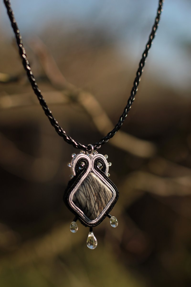 přívěšek s koženkou