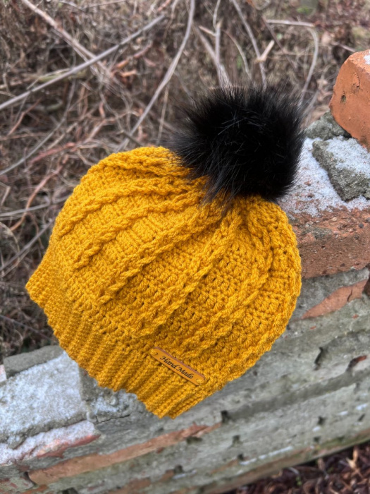 Hořčicová čepice s bambulí 