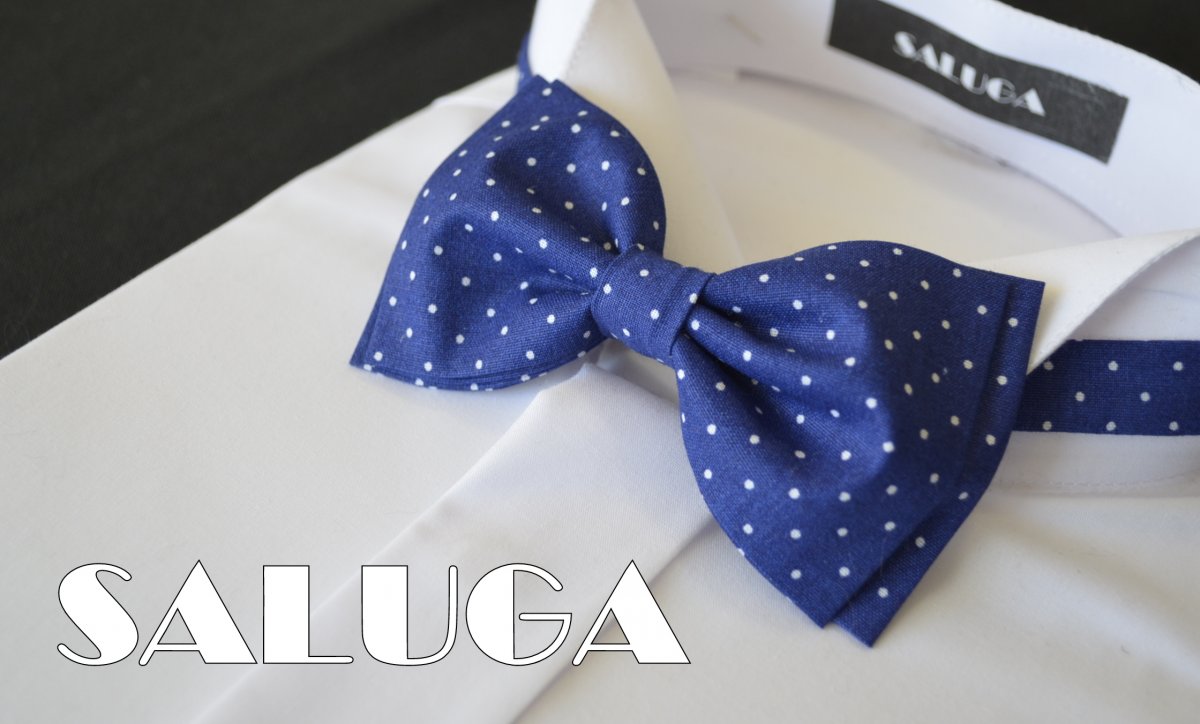 Modrý motýlek na bílé tečky