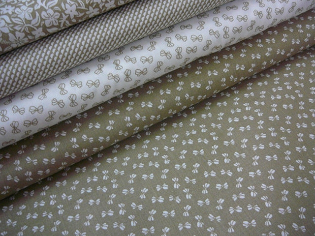 Bavlněná látka - metráž - bílé mašličky na hnědé - š. 150 cm