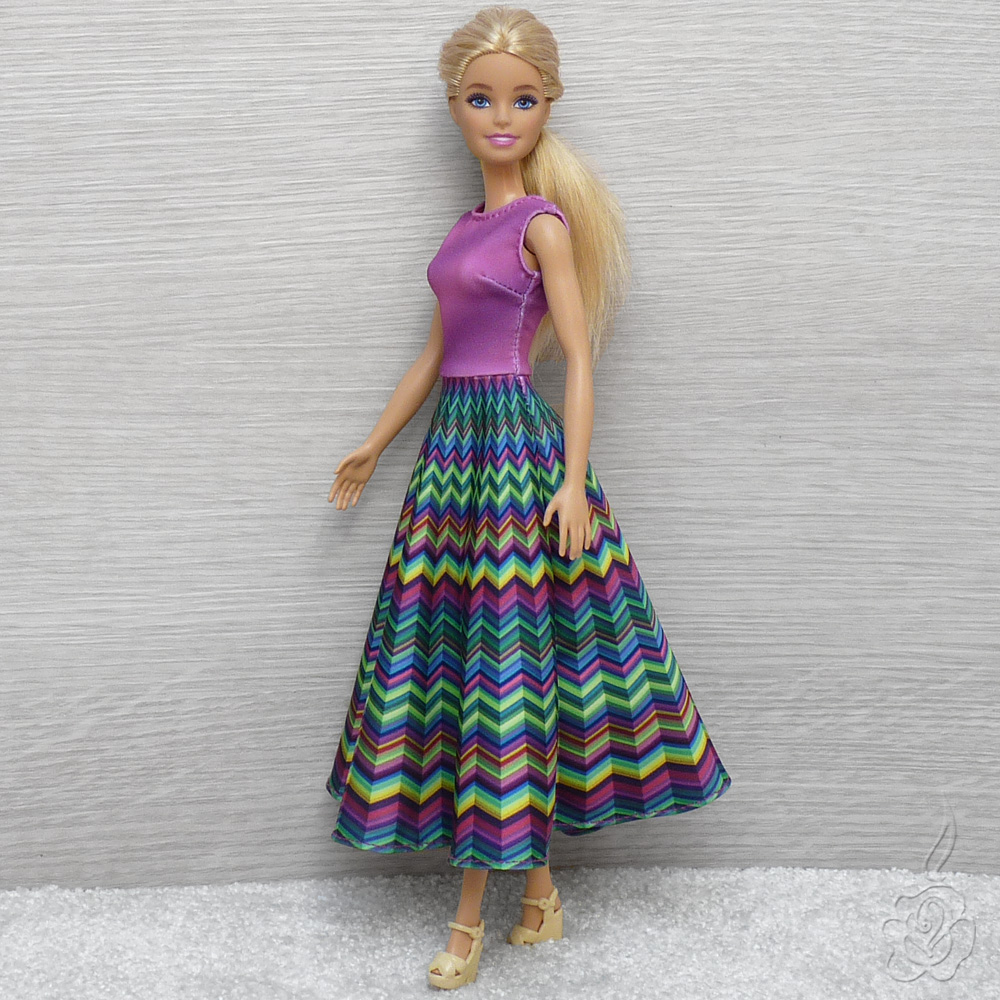 Barevné šaty pro Barbie