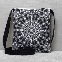 Černobílá kabelka s mandalou Dot Art
