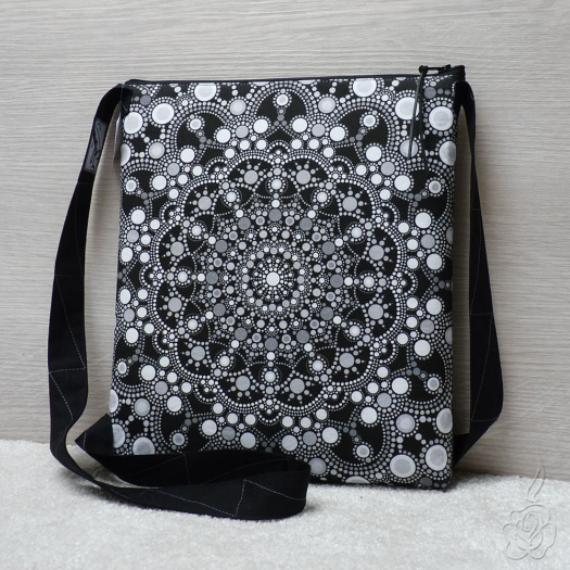 Černobílá kabelka s mandalou Dot Art