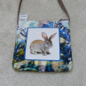 Menší barevná kabelka s králíčkem