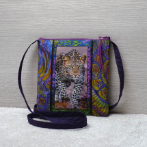 Menší barevná kabelka s levhartem