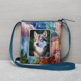 Menší barevná kabelka s vlčákem