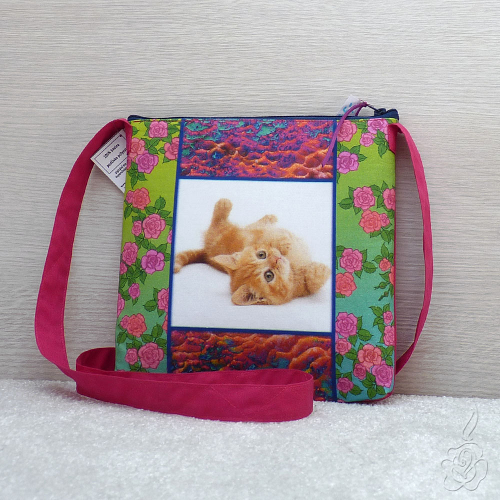 Menší barevná kabelka s kotětem