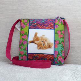 Menší barevná kabelka s kotětem