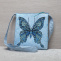 Světle modrá kabelka s motýlem