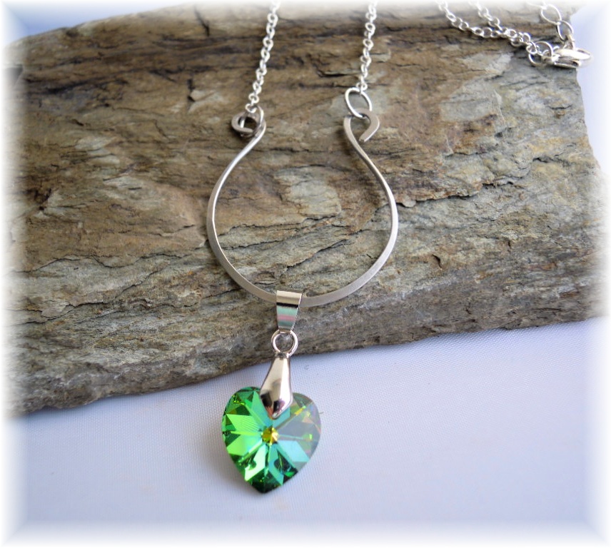 Tepaný se swarovski srdíčkem 