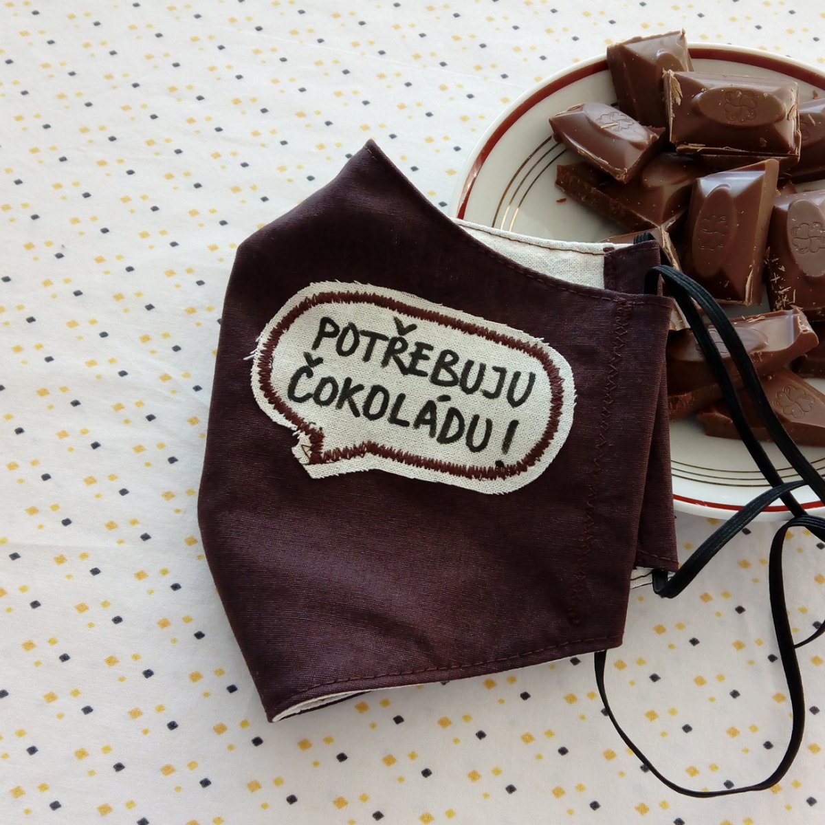 Hnědá rouška s nápisem Potřebuju čokoládu!