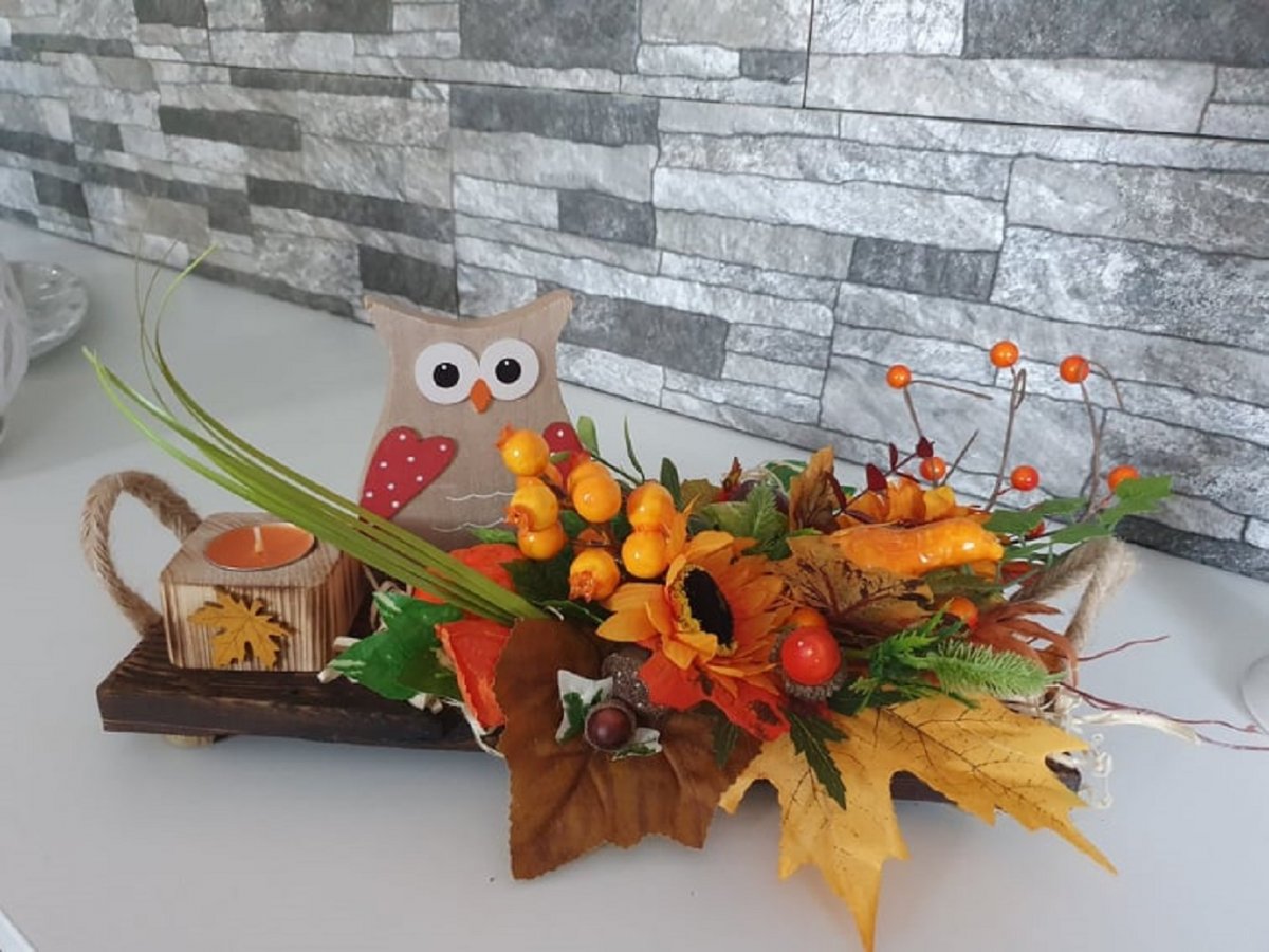 Podzimní dekorace na prkénku se sovičkou a svícnem