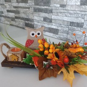 Podzimní dekorace na prkénku se sovičkou a svícnem