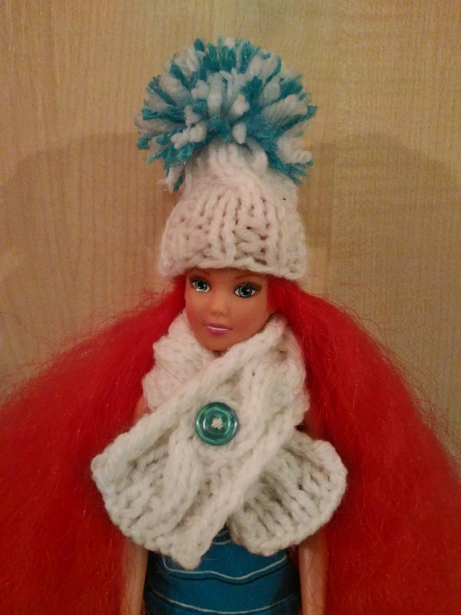 Zimní čepička s nákrčníkem - bílá s modrou pro Bárbie