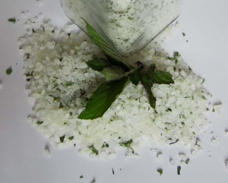 Sůl do koupele se svěží vůni máty peprné a mandarinky.