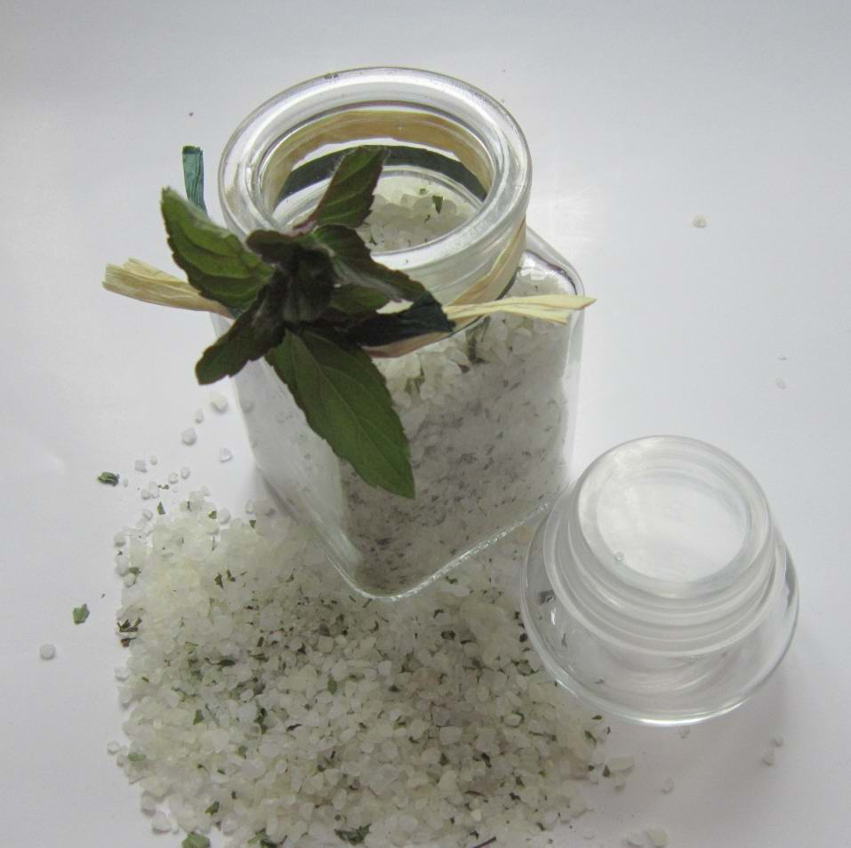 Sůl do koupele se svěží vůni máty peprné a mandarinky.