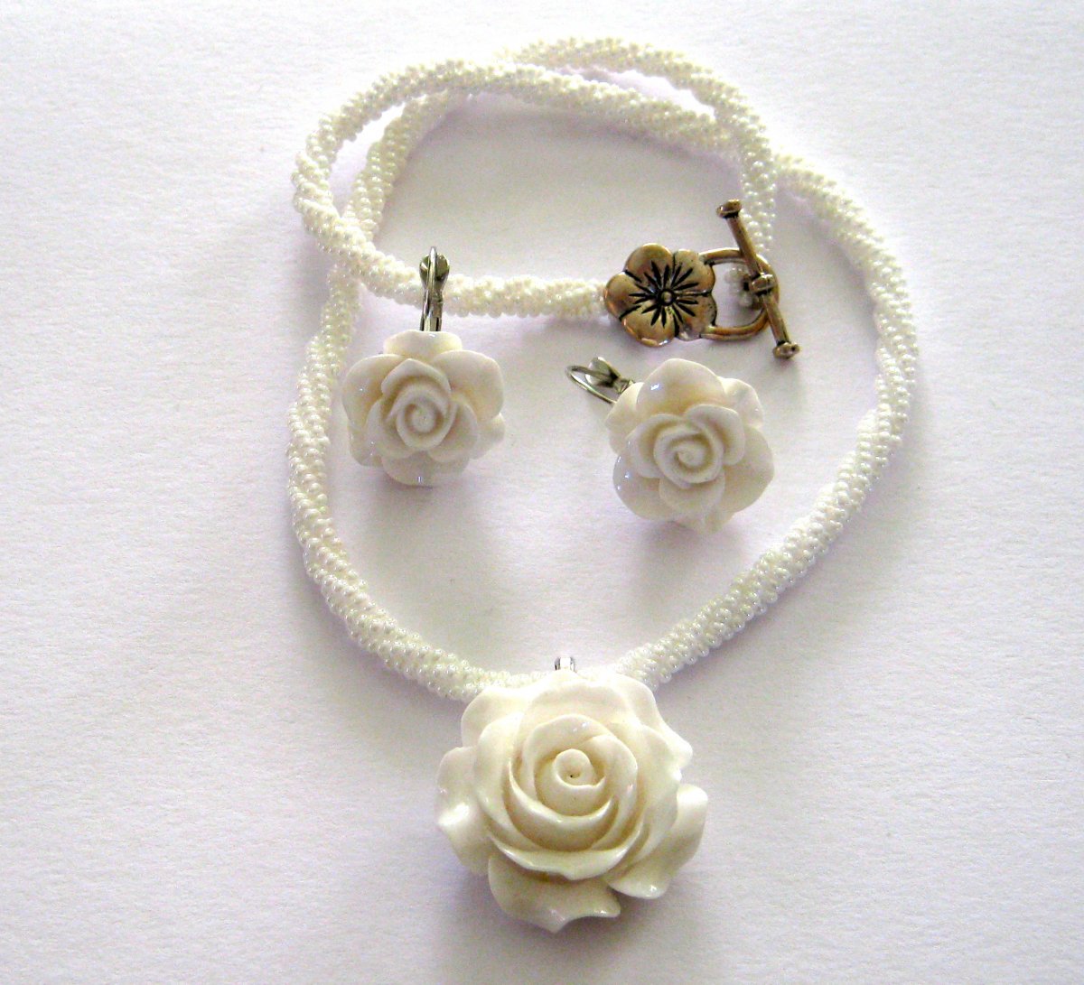 Bílá letní souprava.