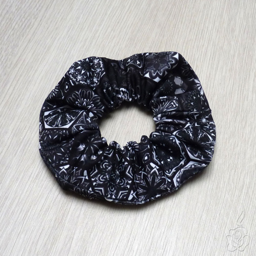 Gumička s černošedým vzorem