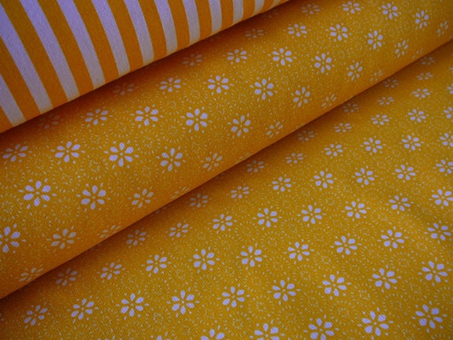 Bavlněná látka - metráž - bílá kytička na žluté - š. 150 cm