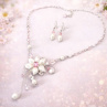 Letní jemný náhrdelník s perleťovou květinou – elegantní šperk| Ruční výroba