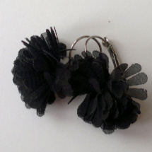 Černé květinové náušnice
