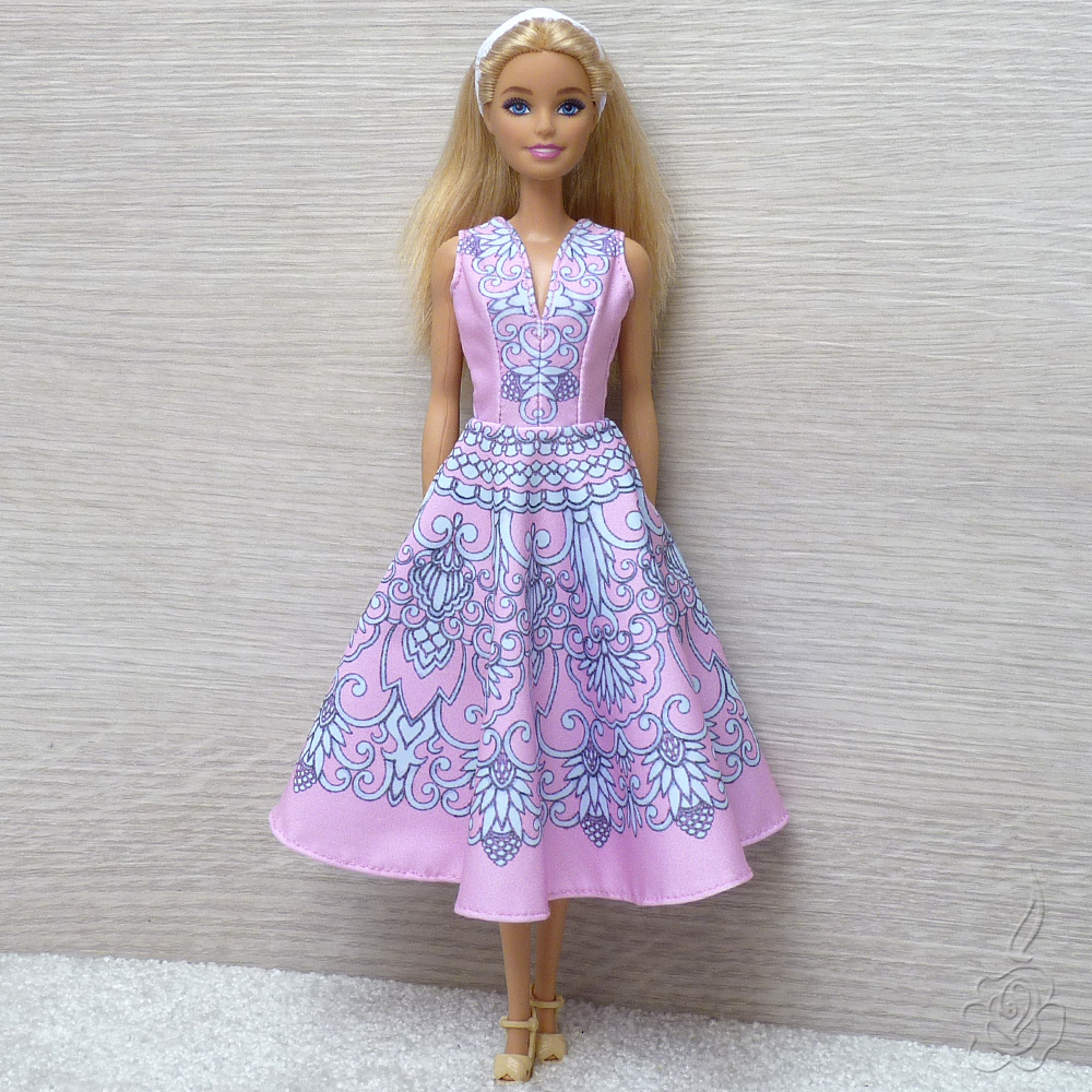 Růžové šaty pro Barbie