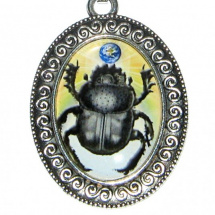 Skarabeus-symbolem reinkarnace a amuletem.