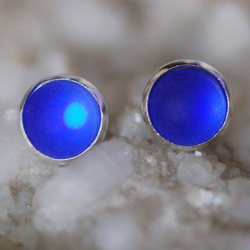 Matované tmavě modré klapky nebo puzetky